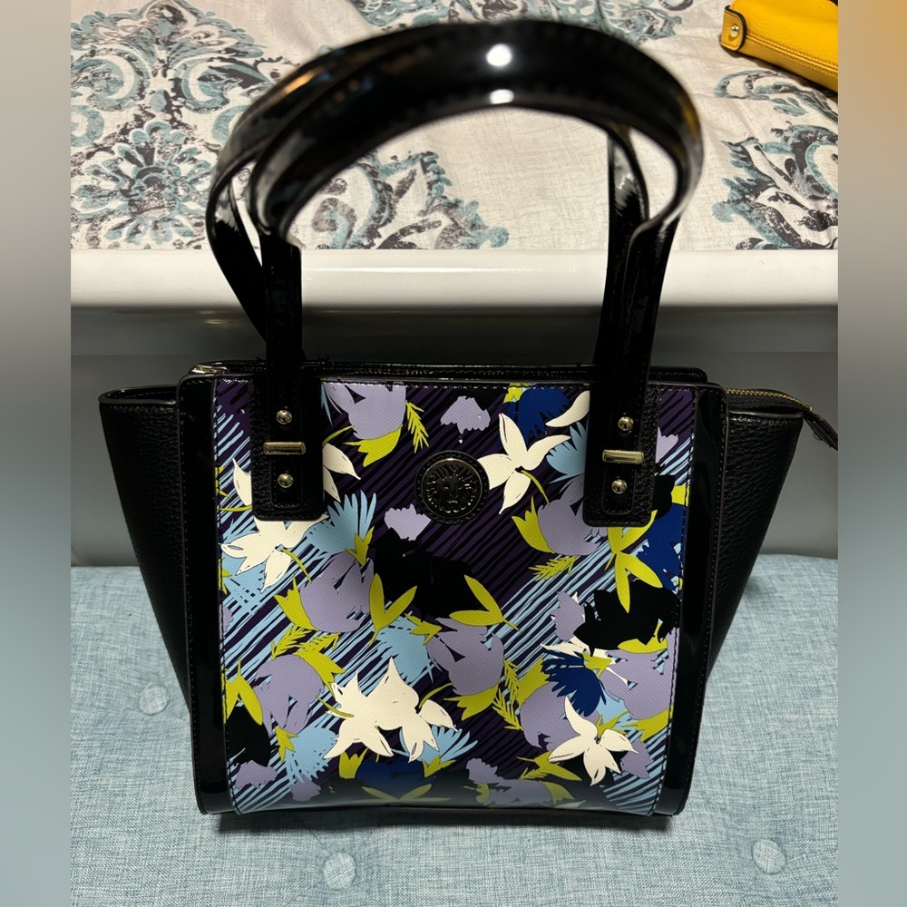 BNWOT ANNE KLEIN HAND BAG WITH BEAUTIFUL FLOWERS